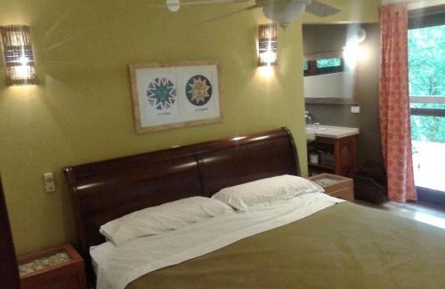 Sao Sebastiao House | Beach house surrounded by lush nature