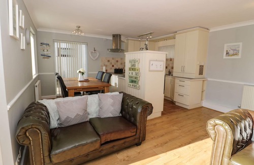 Deganwy Apartment | BEACH HOUSE (TY TRAETH), pet friendly, with a garden in Deganwy
