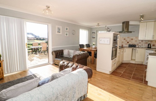 Deganwy Apartment | BEACH HOUSE (TY TRAETH), pet friendly, with a garden in Deganwy