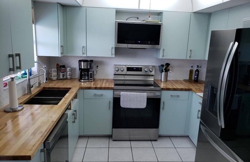 South Venice House | Beach House Venice-Lovely home w/Pool-Mins to Beaches for Shark Tooth Hunting!