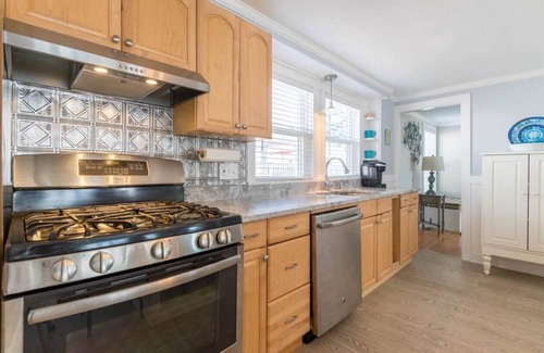 Hampton House | Beach House, Walking distance to downtown!