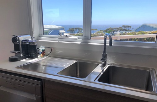Binalong Bay House | Beach House with Bay of Fires views, featuring 2 bedrooms with ensuite bathrooms