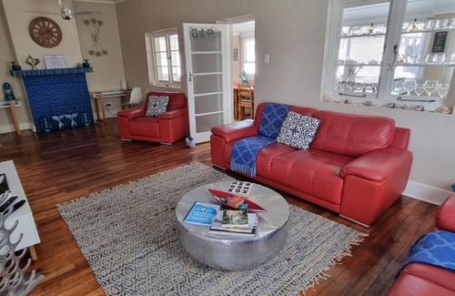 Knysna Central House | Beach House with DSTV & WIFI & basic housekeeping