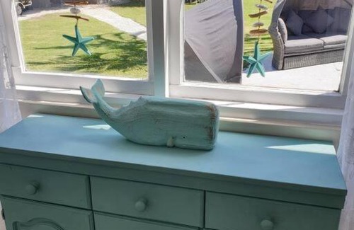 Knysna Central House | Beach House with DSTV & WIFI & basic housekeeping