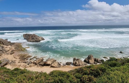 Knysna Central House | Beach House with DSTV & WIFI & basic housekeeping