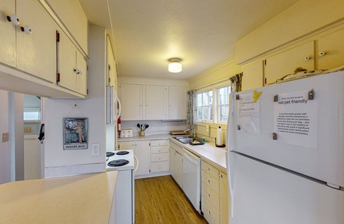 Newport Cottage | Beach House with Panoramic Bay Views, Walk to Bayfront Dining & Attractions