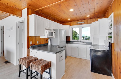 Leamington House | Beach House with Stunning Lake Views & Beautiful Sunsets- 3 Bedrooms, 2 Baths