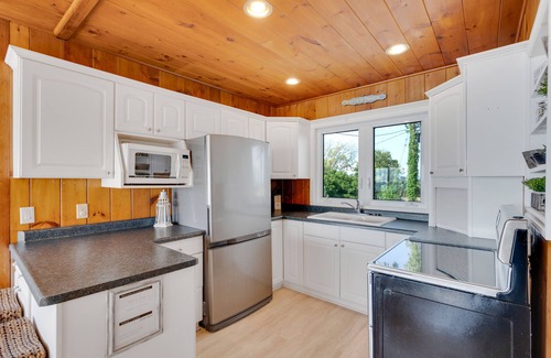 Leamington House | Beach House with Stunning Lake Views & Beautiful Sunsets- 3 Bedrooms, 2 Baths