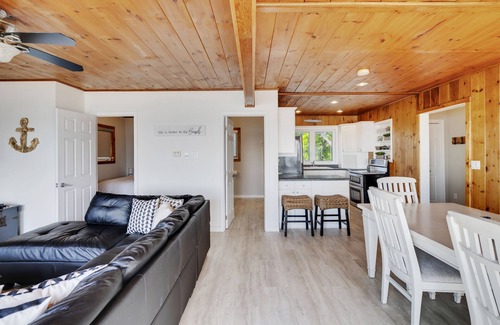 Leamington House | Beach House with Stunning Lake Views & Beautiful Sunsets- 3 Bedrooms, 2 Baths
