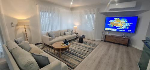 Lammermoor House | Beach House Yeppoon - ARay at Cooee Bay - Apt A