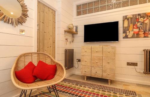 Trebarwith Strand Apartment | Beach Hut