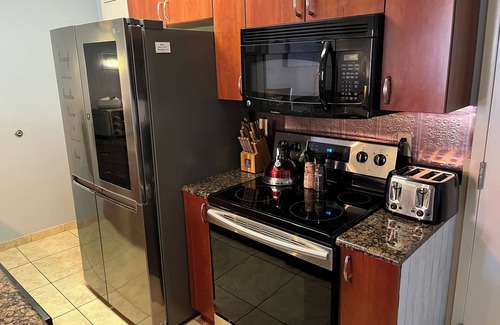 National Gardens Condo | Beach just 7 miles. 1-bedroom condo. King Bed. 75" TV. Granite & Stainless Kit.
