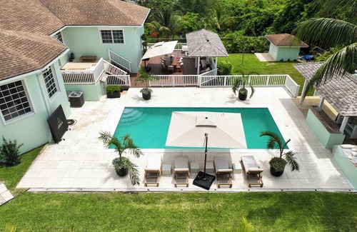 Gambier Apartment | Beach Life Starts Here! Luxe Stay Near Coast!