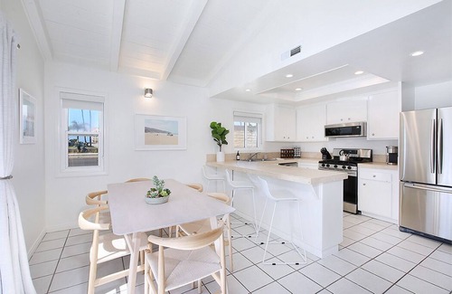 Newport Shores Apartment | Beach living-Charming one bedroom lower unit