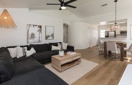 Jacksonville Beach Cottage | Beach living, cozy 2/1, walk to amenities & beach