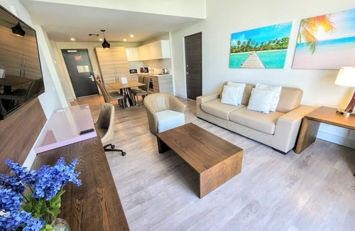Hollywood Condo | Beach Luxury Condo w/Balcony and Rooftop Pool-CS27