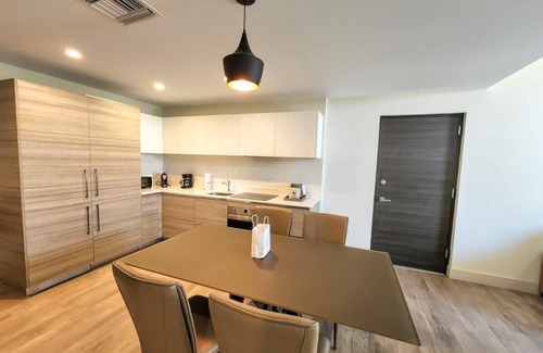 Hollywood Condo | Beach Luxury Condo w/Balcony and Rooftop Pool-CS27