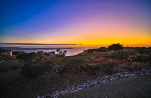 Dillon Beach House | Beach Nest! Hot Tub! Sauna! BBQ Grill! AMAZING VIEWS! Romantic Getaway! Dog Friendly!