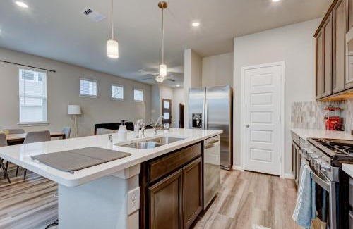 Addicks Villa | Beach Oak Drive Property - Energy Corridor
