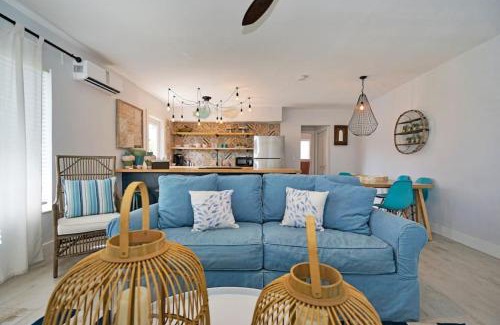 Lake Ridge Apartment | Beach Oasis with PlayStation, BBQ, Beach and Baby gear