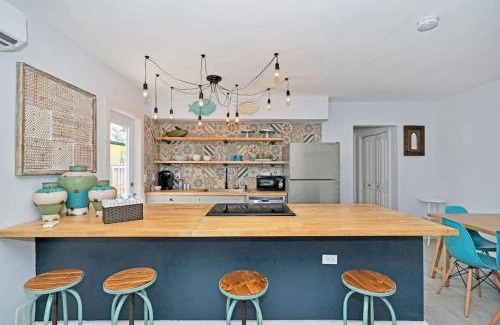 Lake Ridge Apartment | Beach Oasis with PlayStation, BBQ, Beach and Baby gear