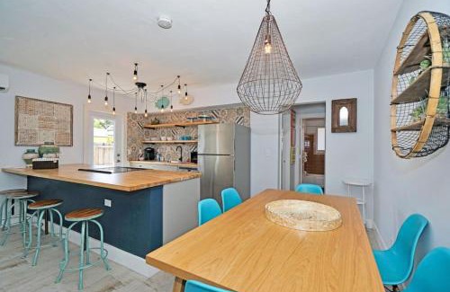 Lake Ridge Apartment | Beach Oasis with PlayStation, BBQ, Beach and Baby gear