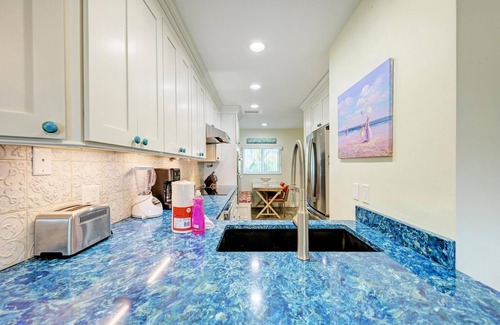Bradenton Beach Condo | Beach Palms 5B-Beach 1 Minute Walk-Heated Pool-Free Wi-Fi-Boat Dock