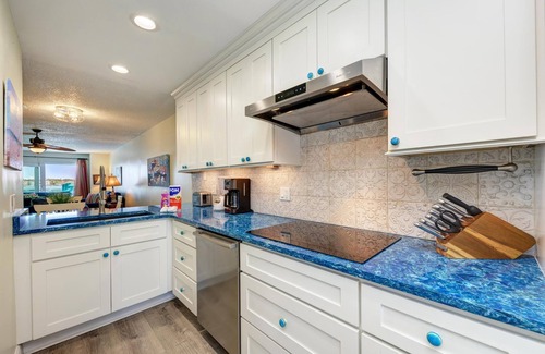 Bradenton Beach Condo | Beach Palms 5B-Beach 1 Minute Walk-Heated Pool-Free Wi-Fi-Boat Dock