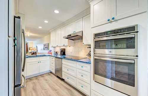 Bradenton Beach Condo | Beach Palms 5B-Beach 1 Minute Walk-Heated Pool-Free Wi-Fi-Boat Dock