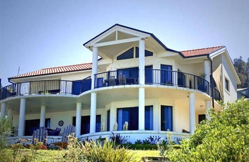 Forresters Beach House | Beach Paradise Forresters beach Central Coast. Absolute Beach front
