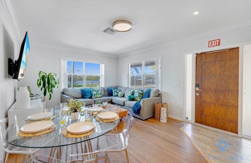 Hollywood House | Beach Paradise, Family - Friendly, Free Parking