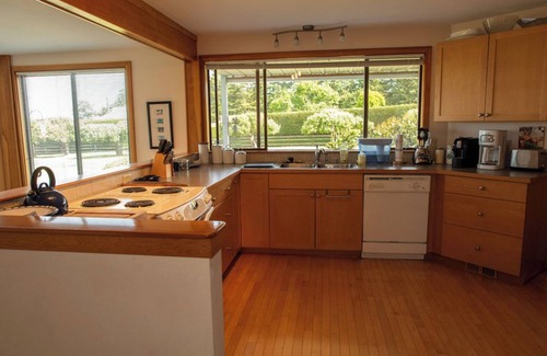 Lummi Island Condo | Beach, Pickleball-Tennis Court & Basketball Court