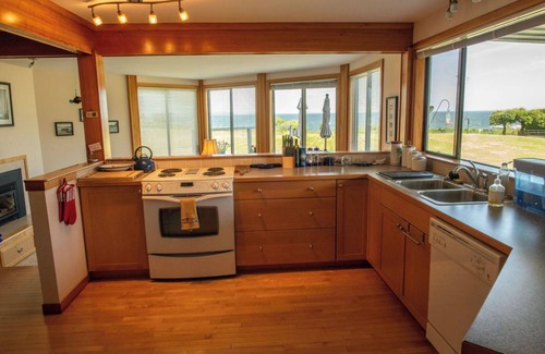 Lummi Island Condo | Beach, Pickleball-Tennis Court & Basketball Court