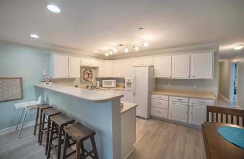 Long Beach Condo | BEACH PLEASE │ 2BR/2BA w/2 K in the heart of OKI!