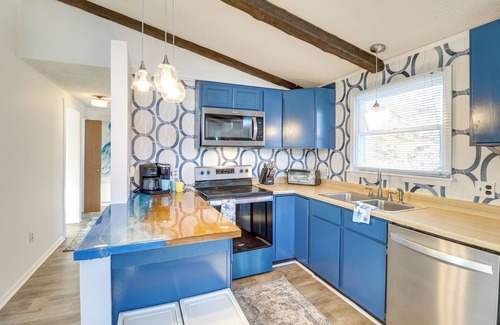 Milton House | BEACH PLUM MANOR- 4 BD, 2 BA - Sleeps 8 - Short Walk to Beach Access!