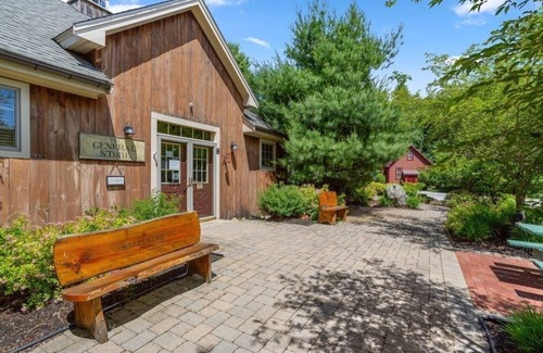 Graniteville Cottage | Beach & pond Cottage