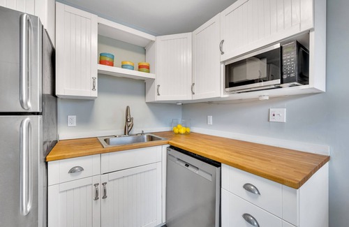 Westbrook Center Cottage | Beach Retreat - 5 beds , 2 kitchens @ Salt Island- Westbrook -walk to water
