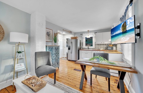 Westbrook Center Cottage | Beach Retreat - 5 beds , 2 kitchens @ Salt Island- Westbrook -walk to water