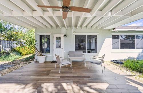 Tropic Palms House | Beach Retreat Downtown Hot Tub