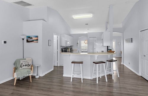 Sebastian Highlands House | Beach Retreat - Pet friendly - 10 min from beach