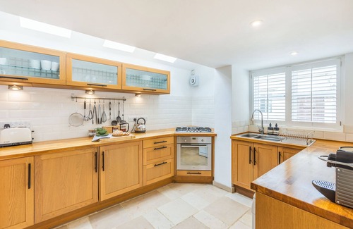 Instow Cottage | BEACH RETREAT, pet friendly, with open fire in Instow