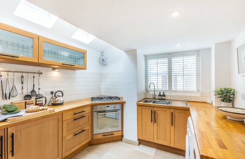 Instow Cottage | BEACH RETREAT, pet friendly, with open fire in Instow