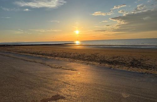 Prestatyn House | Beach Retreat with Hot Tub Sleeps 8