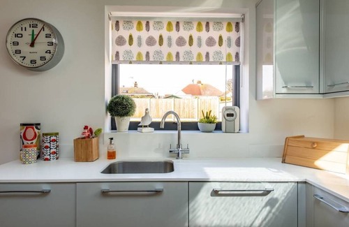 Swalecliffe House | Beach Retreat with parking near the sea