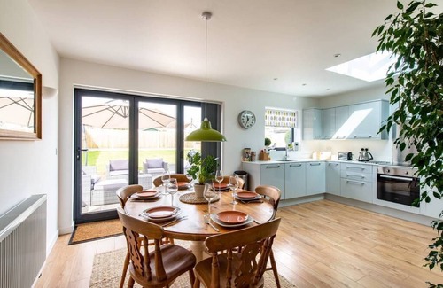Swalecliffe House | Beach Retreat with parking near the sea