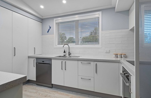 Waikawa House | Beach Road Oasis - Waikawa Holiday Home