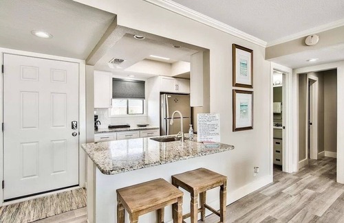 Holiday Isle Condo | Beach service included begins March 1st beachfront 1 bedroom 1 bath sleeps 6