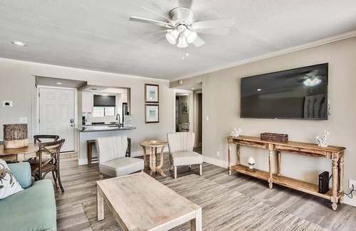 Holiday Isle Condo | Beach service included begins March 1st beachfront 1 bedroom 1 bath sleeps 6