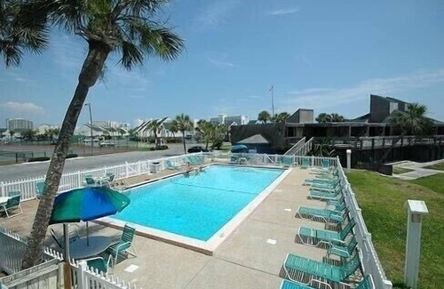 Holiday Isle Condo | Beach service included begins March 1st beachfront 1 bedroom 1 bath sleeps 6