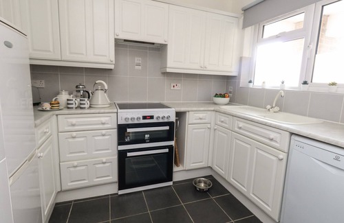 West Bay Cottage | BEACH SIDE, pet friendly, country holiday cottage in West Bay